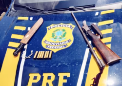 Homem é flagrado com espingarda e cartuchos na BR-307
