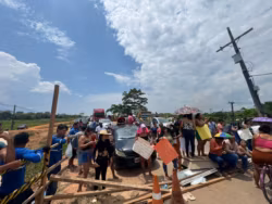 Mulheres de detentos apresentam reivindicações durante protesto na BR-364