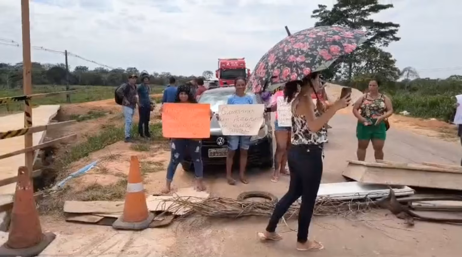 Protesto: familiares de detentos fecham ponte na BR-364, em Sena