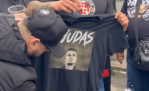Torcedores do Vasco protestam contra Coutinho, que acertou com o Santos