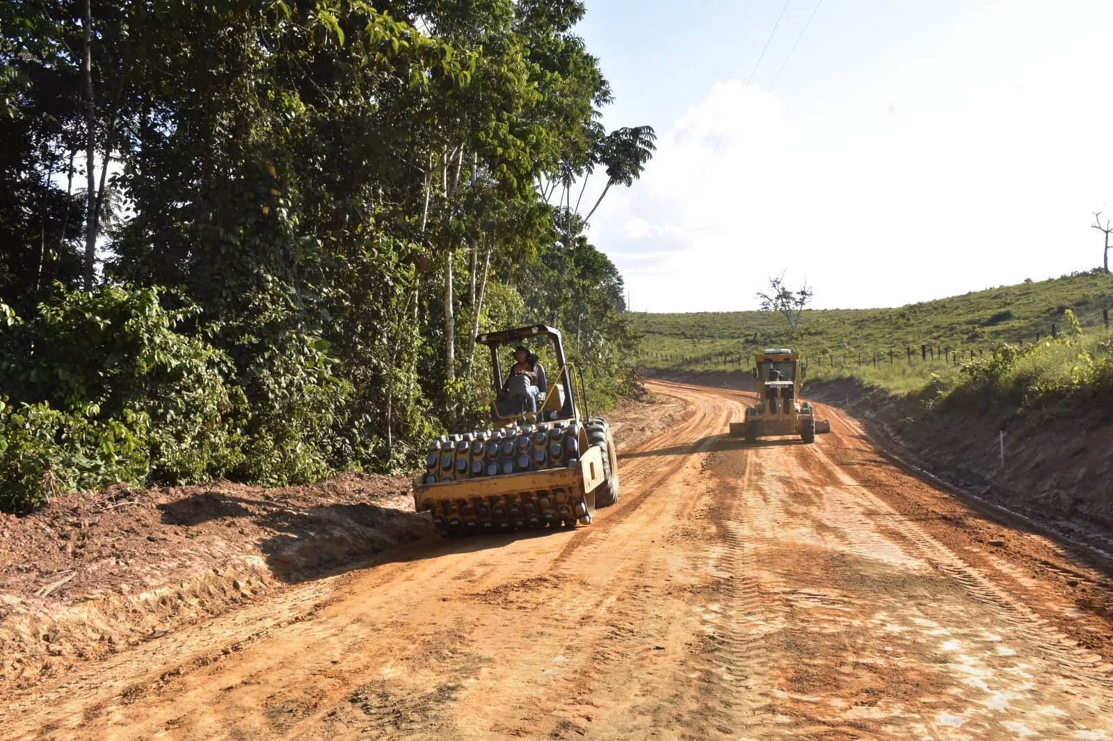 Recuperação de ramal melhora acesso de produtores em Mâncio Lima