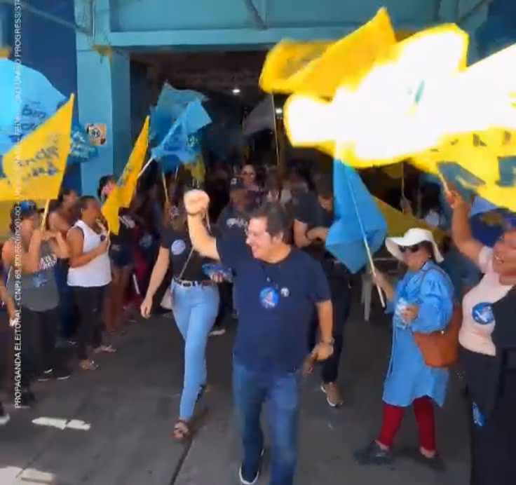Fábio Rueda agita campanha com militância no Mercado do Bosque