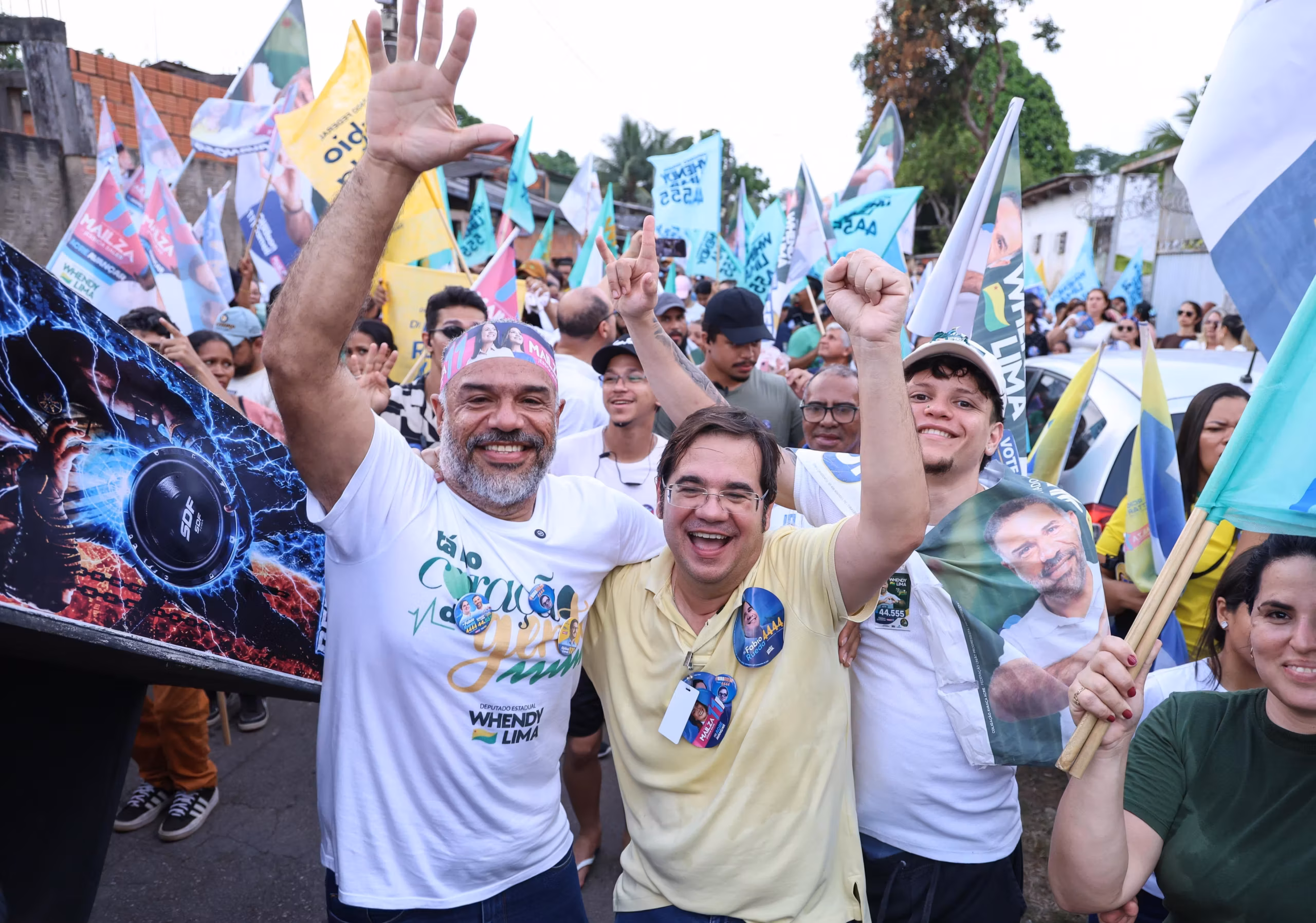 Caminhada de Fábio Rueda reúne multidão no bairro 6 de Agosto