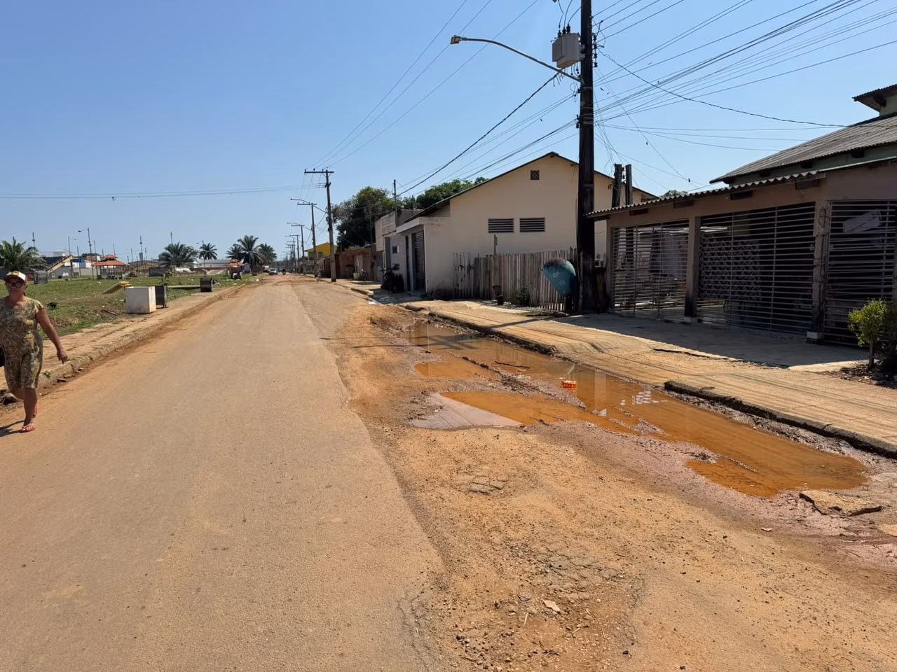 Um lado sim, outro não: rua de Sena espera há um ano pela pavimentação