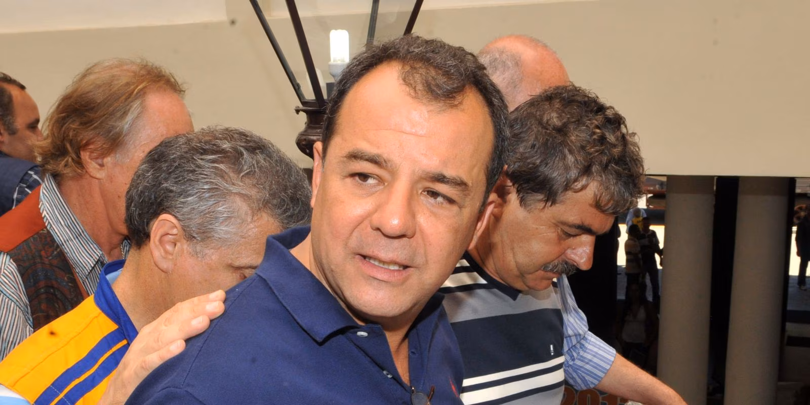 Cabral é condenado por esquema de regalias durante prisão no Rio