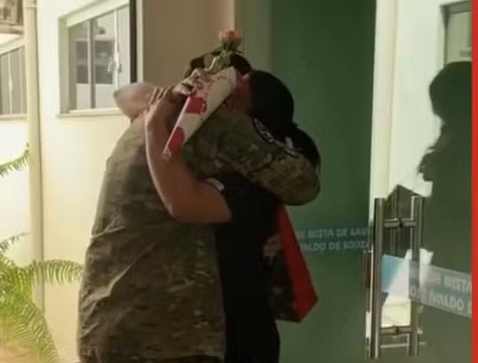 Brasileiro que serviu na guerra da Ucrânia surpreende mulher em hospital de Rondônia
