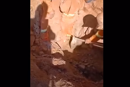 Operário sofre soterramento em obra de drenagem e é resgatado por colegas
