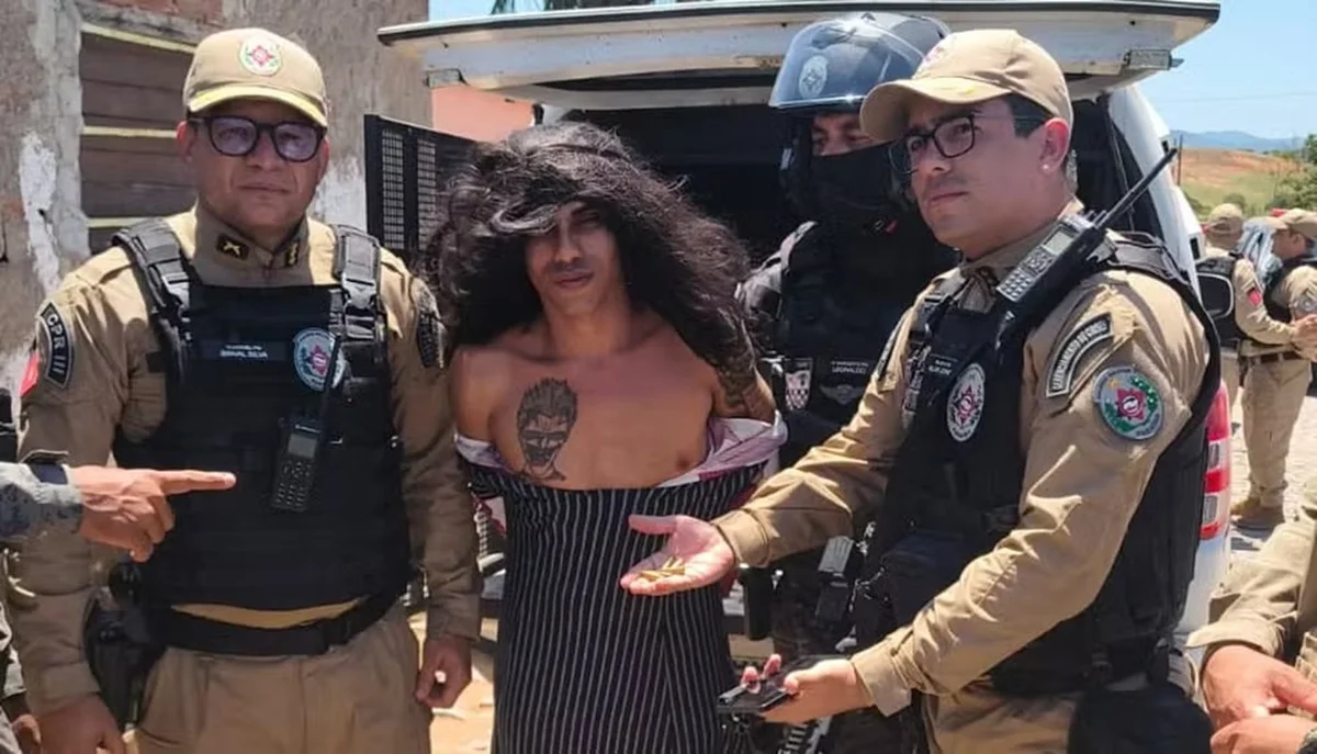 Foragido por homicídios veste roupa feminina e usa criança no colo para tentar fugir da polícia