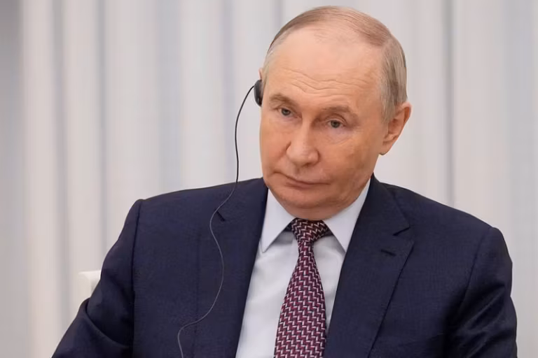 Putin diz que Rússia e Ucrânia mantém contato por serviços de inteligência
