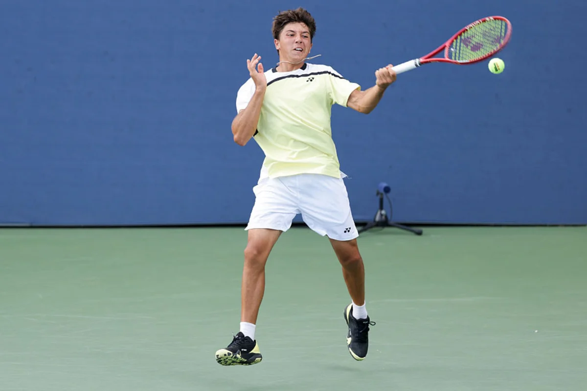 Tenista chama atenção com saque ambidestro no US Open Junior