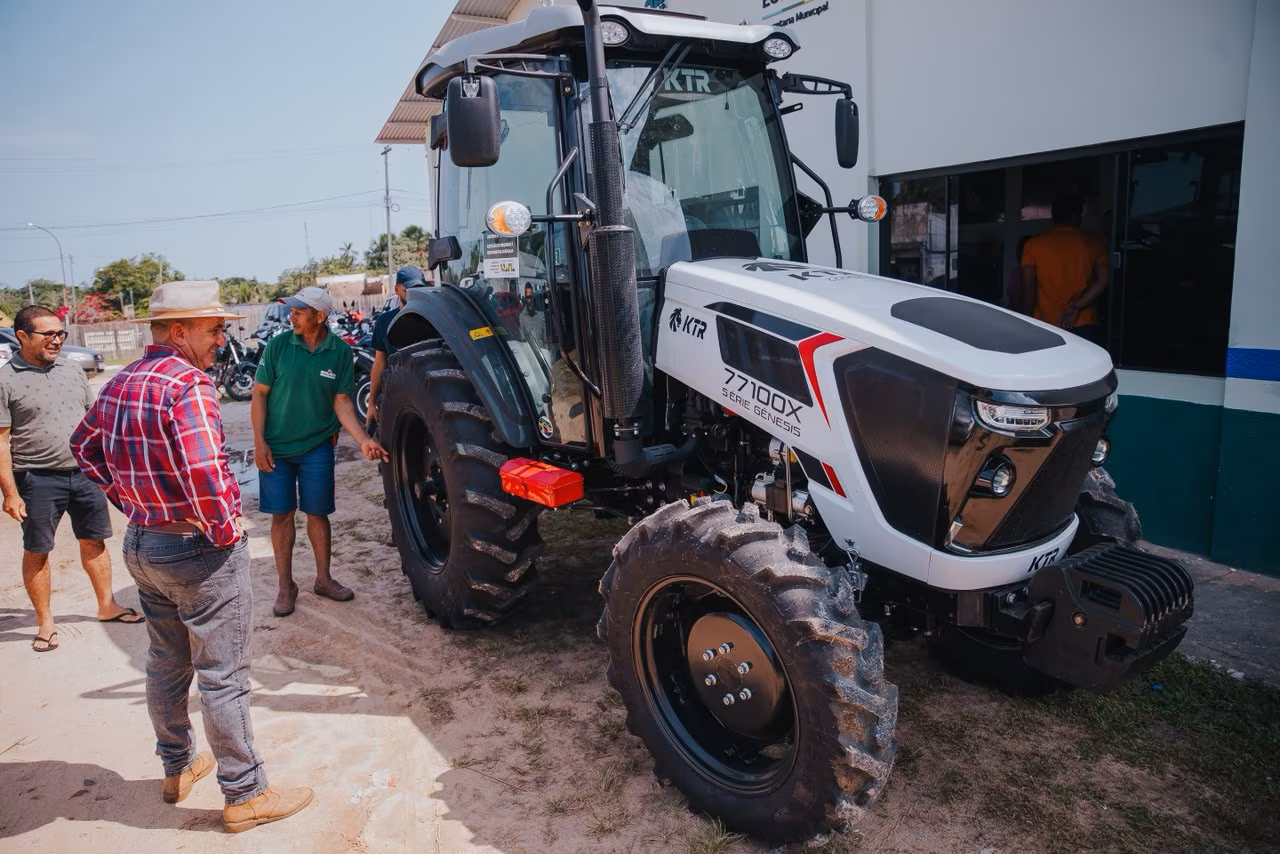 Prefeitura Cruzeiro do Sul entrega trator agrícola à Coopercafé