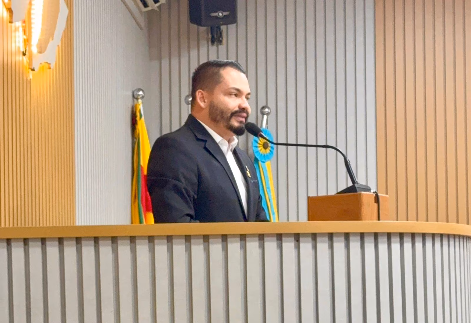 “Prefeito está enganando a população”, afirma vereador sobre promessas de casas em Sena