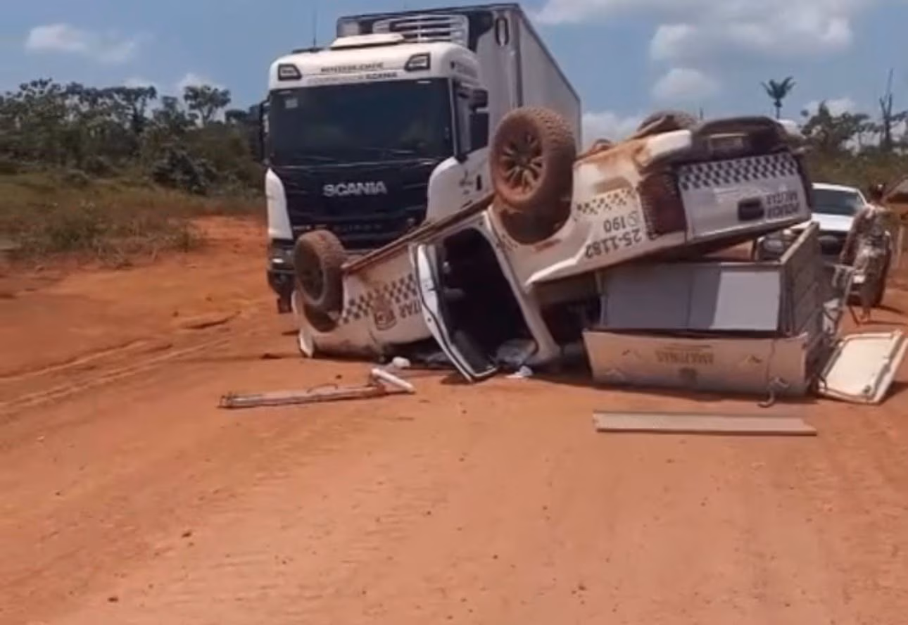 Viatura da PM capota na BR-317 e fica atravessada na rodovia