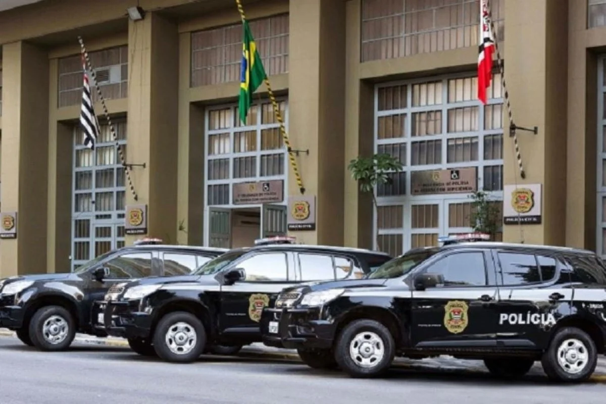 Polícia investiga homem após confessar crime e esconder corpo em geladeira